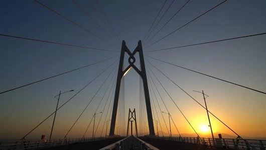 日前世界好长的跨海钢结构大桥正式通车