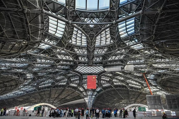 为什么现代建筑以钢网架结构居多？