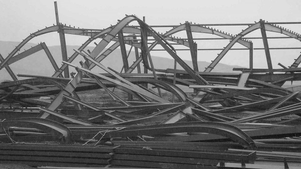 找到了，原来钢结构框架倒塌的原因是这个