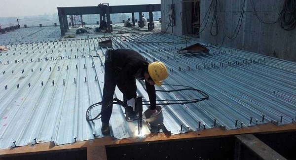 山西钢结构厂家把控钢筋桁架楼承板浇筑施工措施