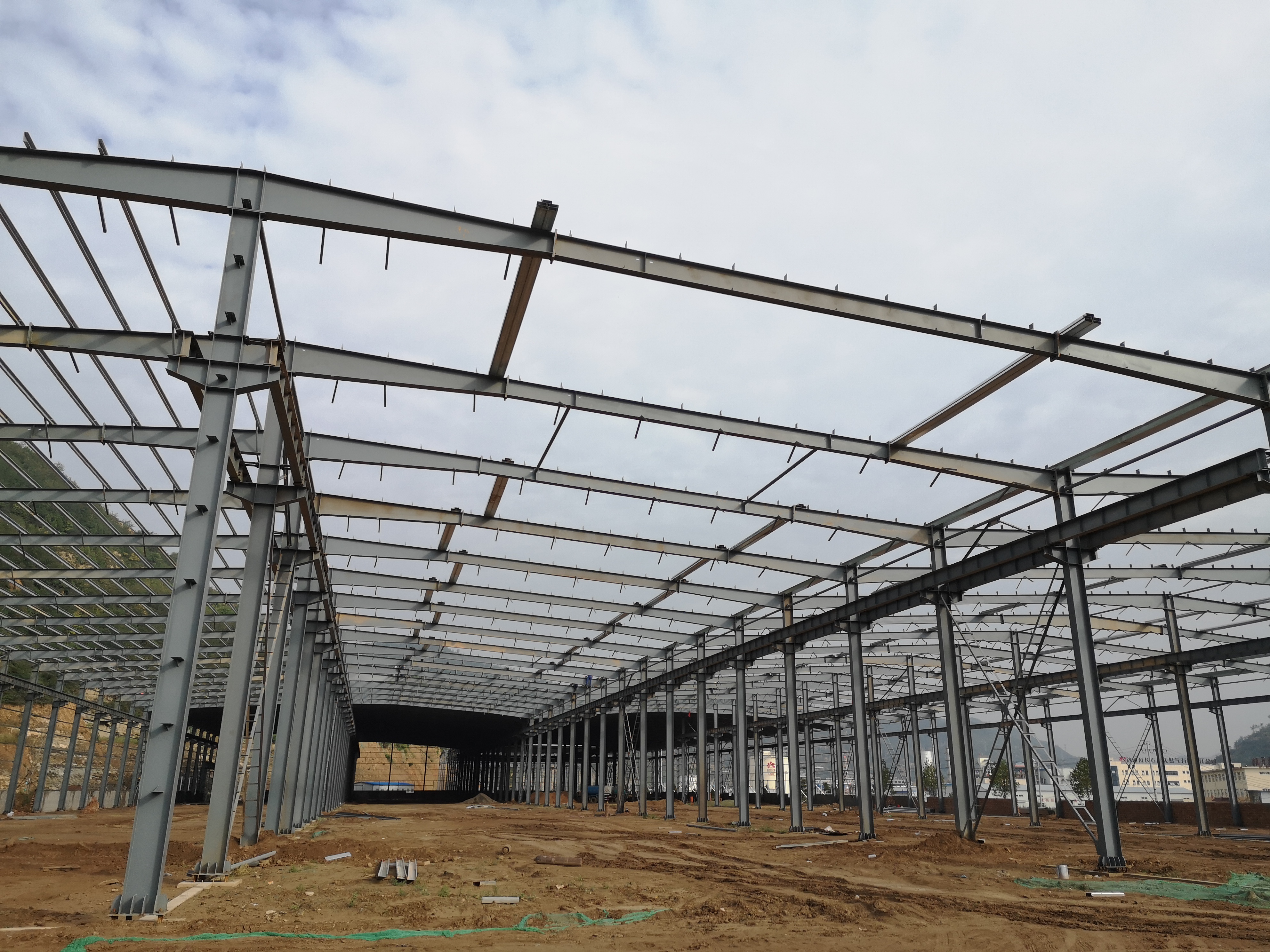 山西钢结构厂家建钢结构厂房多少钱一平方？