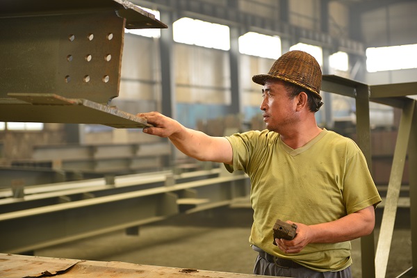 钢结构公司这样提高钢结构厂房安装精度