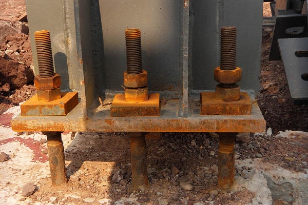 钢结构建筑柱脚安装预埋件偏移了怎么办？