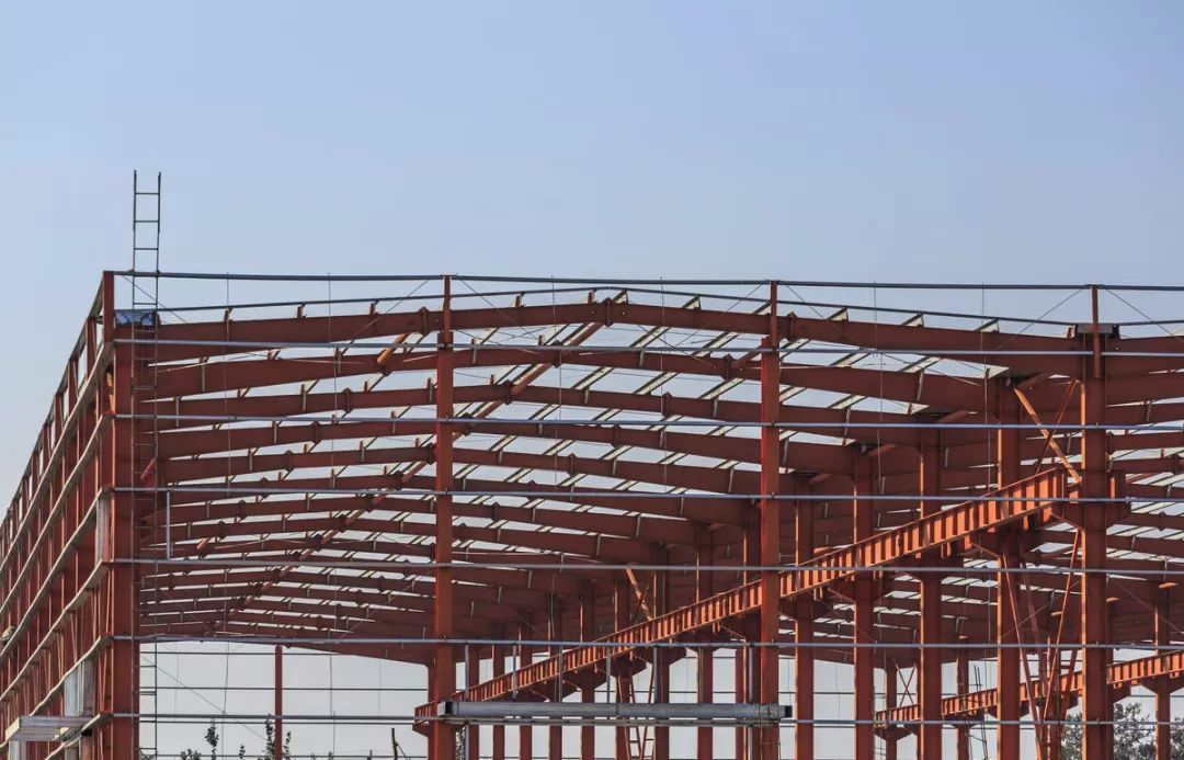 钢结构厂房顶部安装常见问题及注意事项