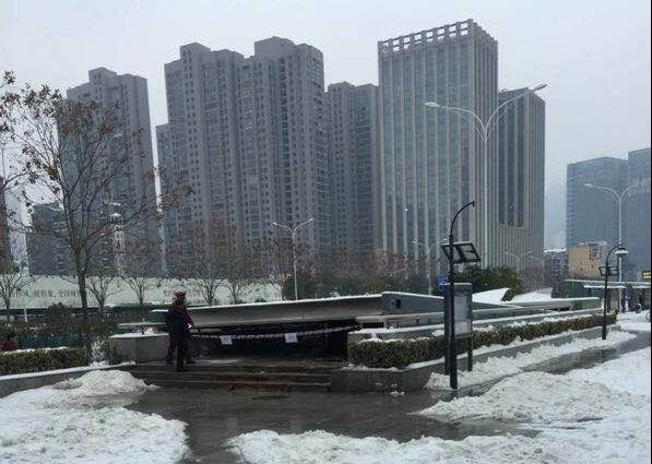 积雪压塌地铁口